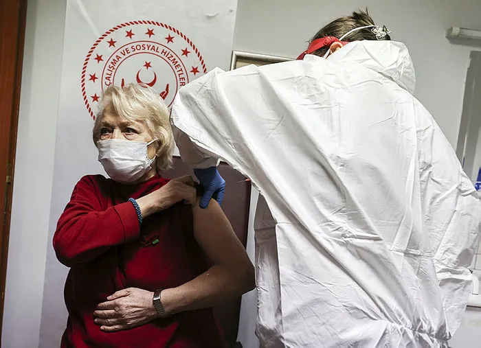 Son dakika: Koronavirüs aşılamasında ikinci adım! Huzurevleri ve bakımevlerinde aşı uygulaması bugün başladı - 2