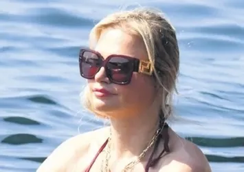 Seçkin Piriler tatil sezonunu Bodrum'da açtı
