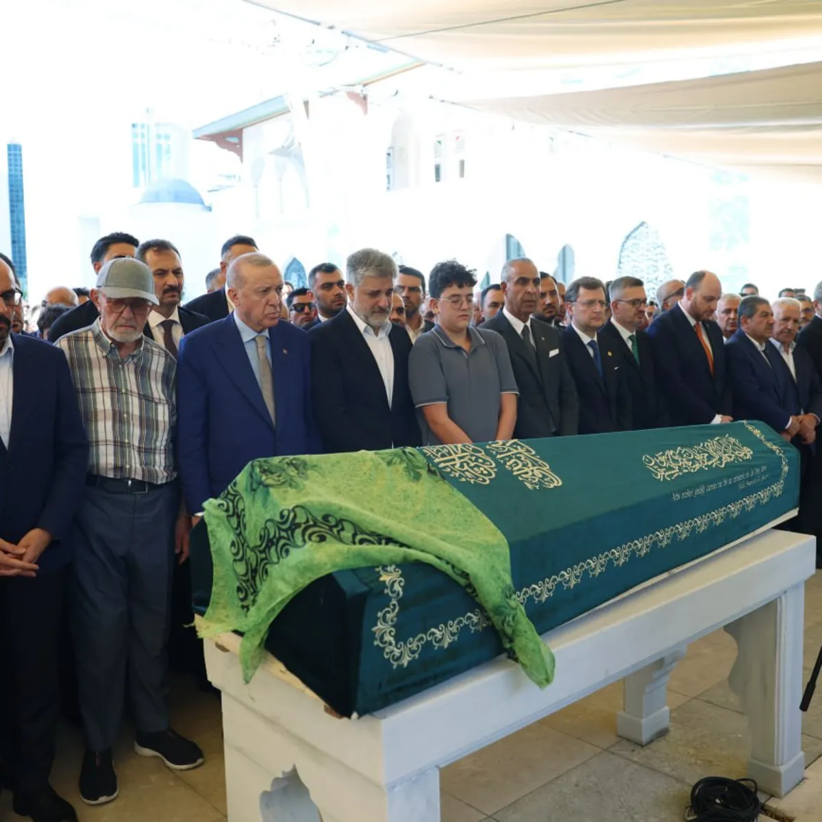 Başkan Erdoğan Zehra Önen'in tabutuna omuz verdi: Rabbim makamını âli eylesin