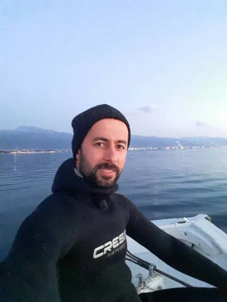 Akdeniz kıyılarında dev balina balıkçı teknesine çarptı - 1