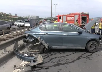 İstanbul'da zincirleme kaza! 3 araç birbirine girdi trafik kilitlendi