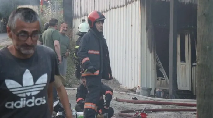 sakaryada-fabrika-alevlere-teslim-duman-d-650-kara-yolunu-kapladi-1718131050496.jpg Sakarya'da fabrika alevlere teslim! Duman D-650 kara yolunu kapladı - 1