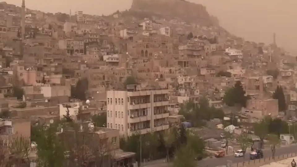 Tarihi yapılar toz altında kaldı