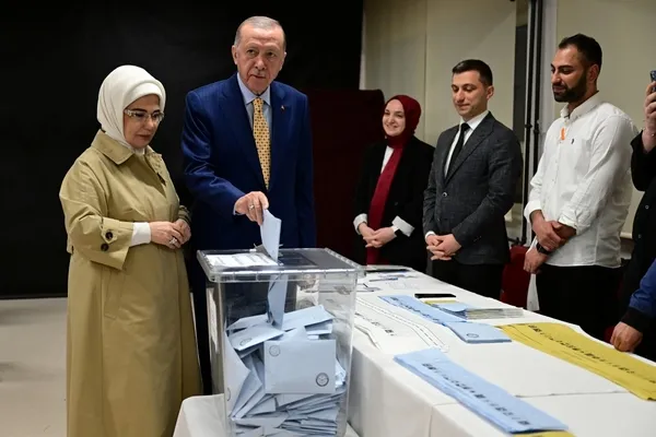 Başkan Erdoğan İstanbul Saffet Çebi Ortaokulu’nda oyunu kullandı: Yeni bir dönemin başlangıcı olacak