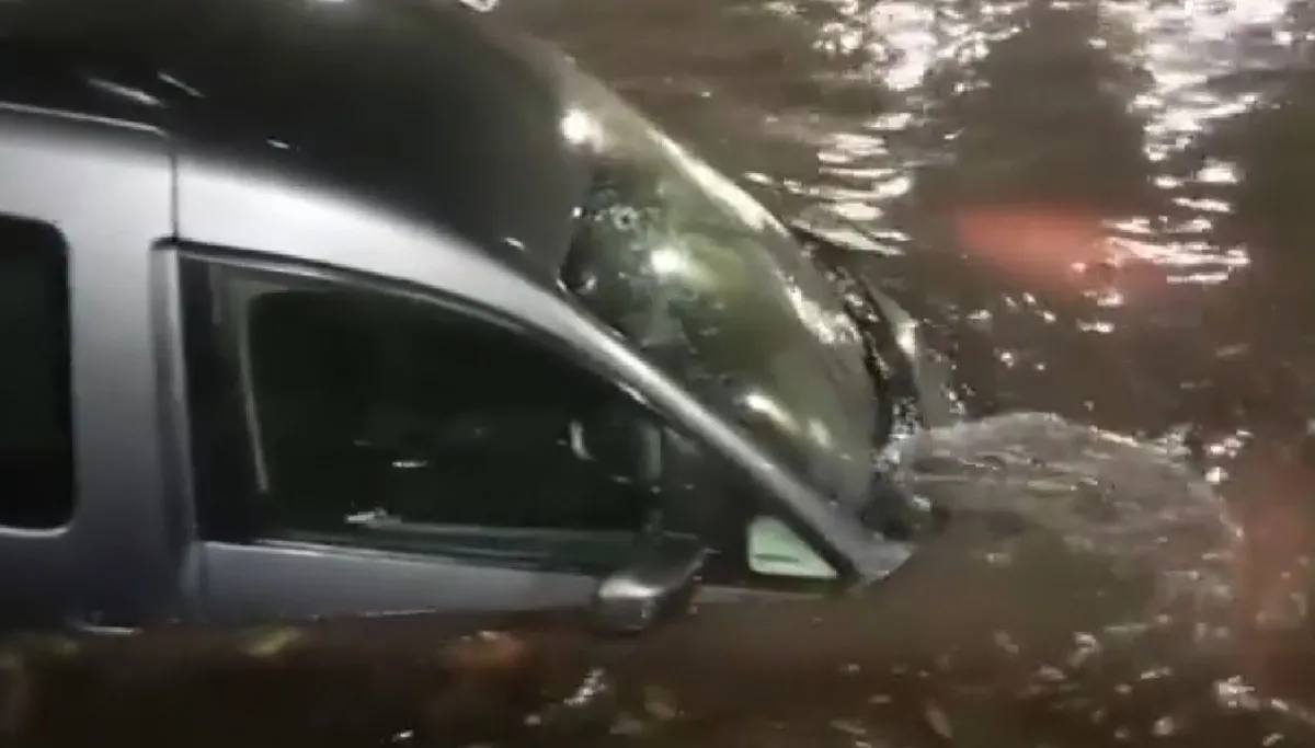 istanbulda-saganak-hayati-felc-etti-alt-gecitler-gole-dondu-trafik-yuzde-80e-ulasti-1793082837825.jpg Pendik ve Tuzla'da yollar adeta göle döndü (Foto: DHA)
