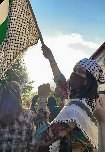 new-york-times-filistine-destek-olan-dunyaca-unlu-3-ismi-hedef-tahtasina-koydu-1621720753382.jpg New York Times, Filistin'e destek olan dünyaca ünlü 3 ismi hedef tahtasına koydu! - 2