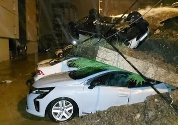 Samsun'da kuvvetli sağanak! İstinat duvarı araçların üzerine devrildi