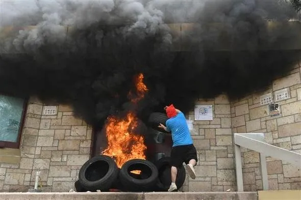 Honduras’ta protestocular ABD elçilik binasının kapısına dayandı