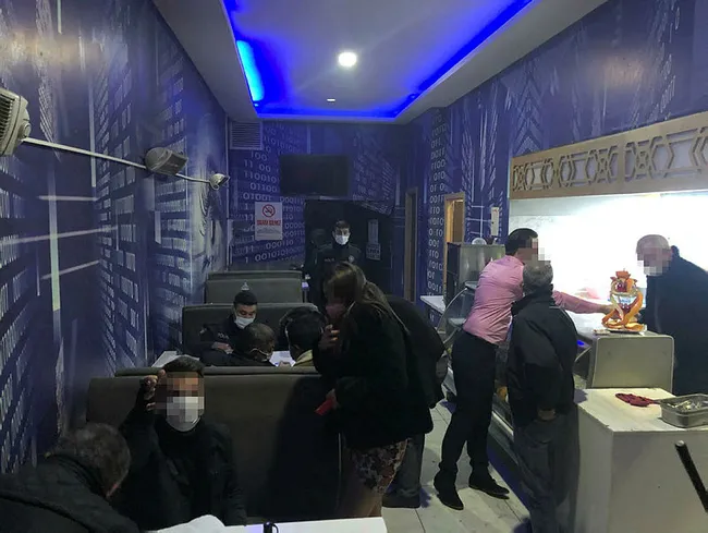 Konya’da yasağı delip eğlence merkezine gidenlere polis baskını! 46 kişiye ceza kesildi - 3