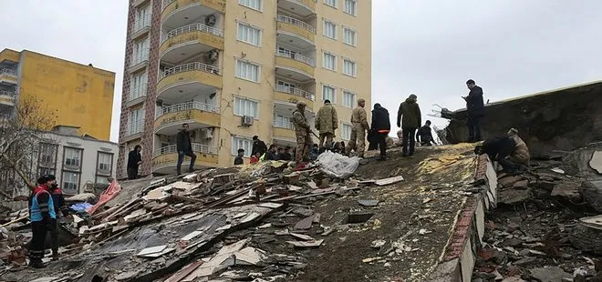 Mehmetçik depremzedeler için sahada! TSK’nın hava araçları yüzlerce sorti attı | Komandolar enkaz altından can kurtarıyor