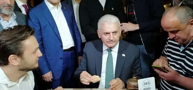 Binali Yıldırım sahurda vatandaşlarla bir araya geldi