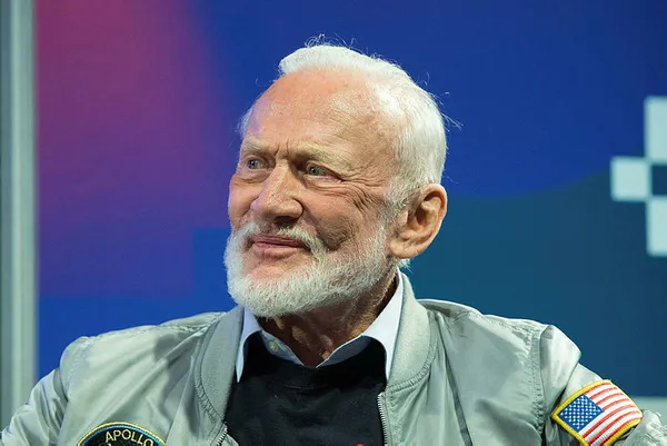 Ay’a ayak basan astronot Buzz Aldrin 93 yaşında 4. kez evlendi