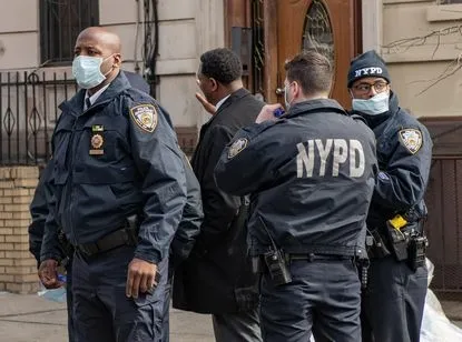 ABD’de durum kötüleşiyor! New York’ta bin polisin coronavirüs testi pozitif çıktı - 1