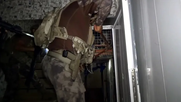 Adana merkezli 4 ilde Şirinler çetesine baskın: Çelik kafeste hapsettikleri 2 kişiyi polis kurtardı - 6