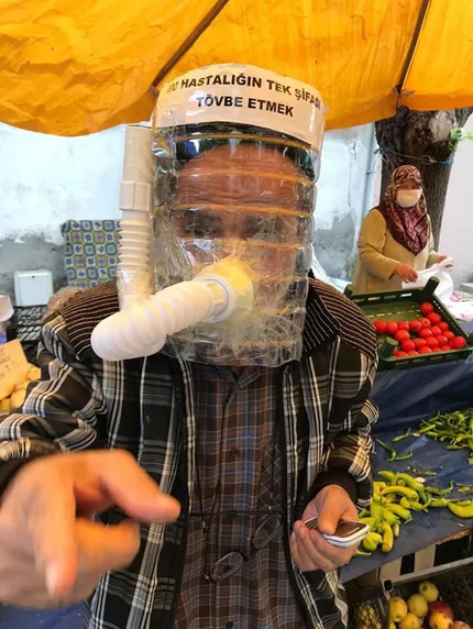 1588943359607.jpg Su bidonuyla maske yaptı! Üzerine de not yazdı... - 1