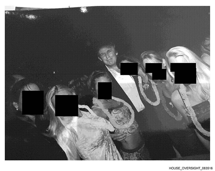 epstein-skandalinda-kritik-gun-dosyalar-bugun-aciklanacak-1766181035340.jpeg ABD Başkanı Donald Trump’ın Epstein Adası’nda çekildiği fotoğraflar ortaya çıktı (Arşiv)