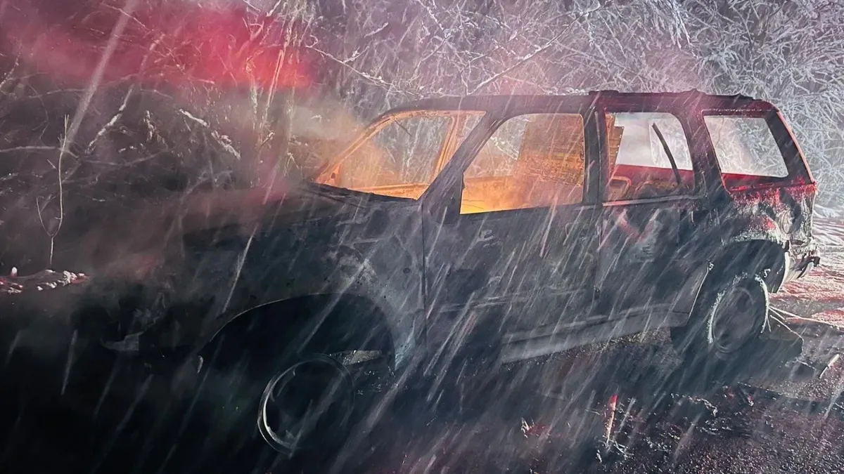 Hareket eden cip aniden alev aldı: Araç küle döndü