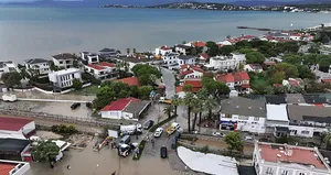 İzmir’de sağanak sonrası kara ile deniz birleşti