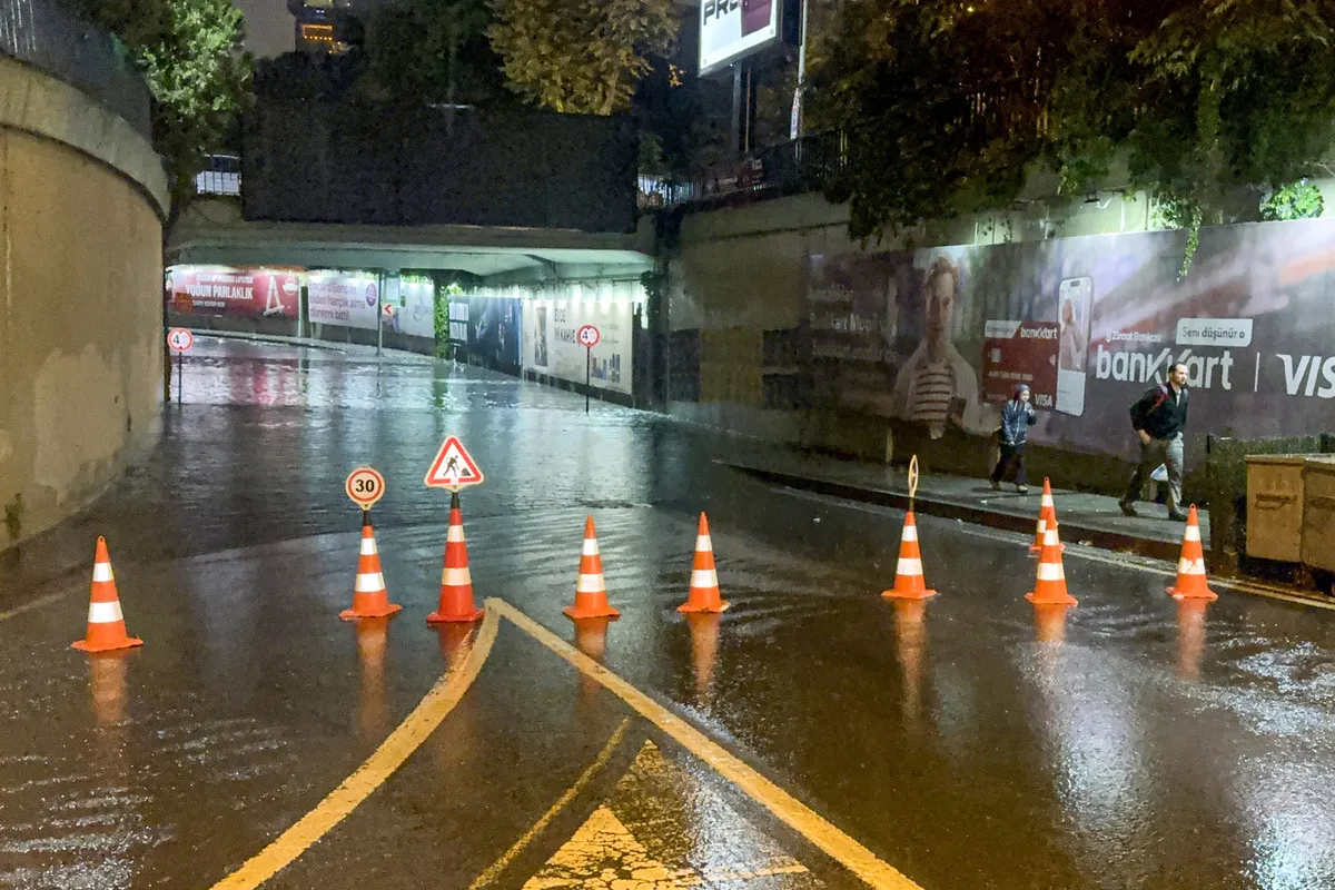 İstanbul'da etkili olan sağanak yağış ne zaman bitecek? Adil Tek ve MGM uzmanı Tekin o saatlere dikkat çekti - 9