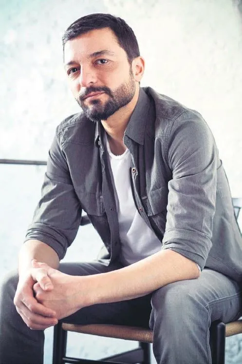 Mehmet Erdem uçağı birbirine kattı! Hosteslere saldırdı