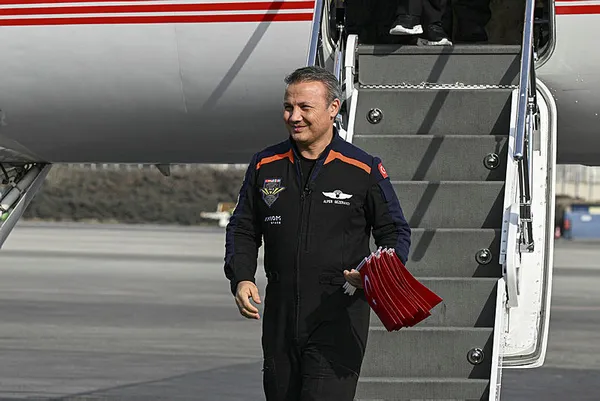 İlk Türk astronot Alper Gezeravcı Türkiye’ye döndü! İşte ilk sözleri: Devletimin emrindeyim her göreve hazırım