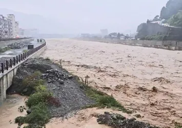 Artvin'de sağanak yağış sel oldu aktı! Dere ıslahı büyük bir felaketi önledi