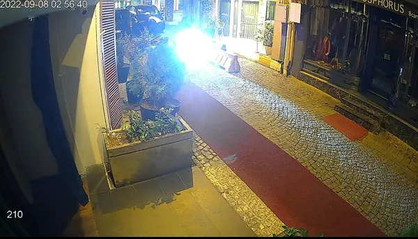 1664136108400.jpg Ortaköy'deki kavgadan yeni görüntüler! Motosikletle gelen 4 kişi silahlı saldırı düzenledi! Gece kulübü önünde kaos görüntüleri... - 1