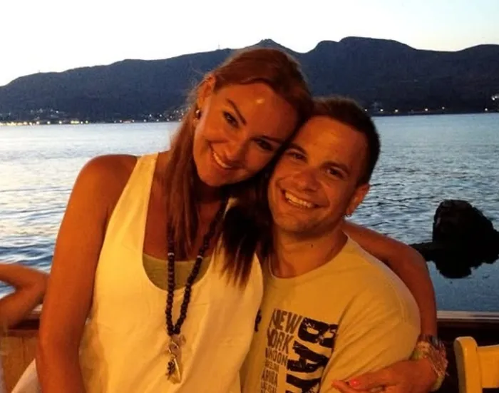 pinar-altugun-cenazedeki-tavirlari-tepki-cekti-1766479170833.jpg Kaynak: Instagram