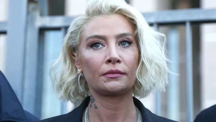Son dakika: İkinci Şahan Gökbakar vakası: Şarkıcı Sıla evinin etrafını 10 metre çitle çevirdi! Otel yetkilileri şikayetçi oldu - 2