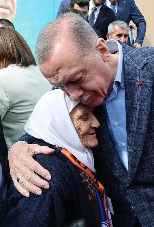 82-yasinda-ki-saliha-ninenin-erdogan-sevgisi-baskan-erdogan-hacca-yolluyor-1711656209383.jpg 82 yaşında ki Saliha Nine'nin Erdoğan sevgisi! "Bu sefer sandıklar patlayacak"