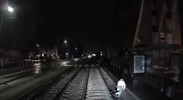 Yürekleri ağızlara getiren anlar! Genç kadın tramvayın altında kalmaktan son anda kurtuldu - 4