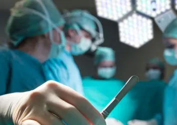 Trabzon'da başörtülü ön hekimin ameliyathaneye girişine izin vermediği iddia edilen öğretim üyesi açığa alındı