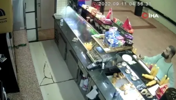 beyoglunda-bir-tuhaf-hirsizlik-bufeden-caldigi-icecekleri-ayni-bufeye-satmaya-calisti-o-anlar-kamerada-1663147465930.jpg