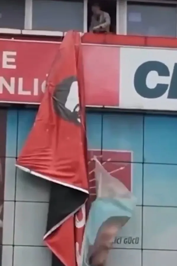 kapiyi-kirdi-pankartlari-indirdi-chp-duzce-il-baskanligindan-gerilim-1785085853697.jpeg Kapıyı kırdı pankartları indirdi! CHP Düzce İl Başkanlığı'nda gerilim - 4