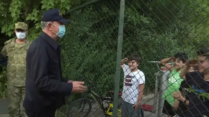 Bakan Akar ile çocukların güldüren sohbeti! 'Ben kimim' diye sorunca... - 3