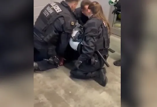 Alman polisinin Filistin bayrağı hazımsızlığı! Celtic taraftarını yaka paça gözaltına aldılar