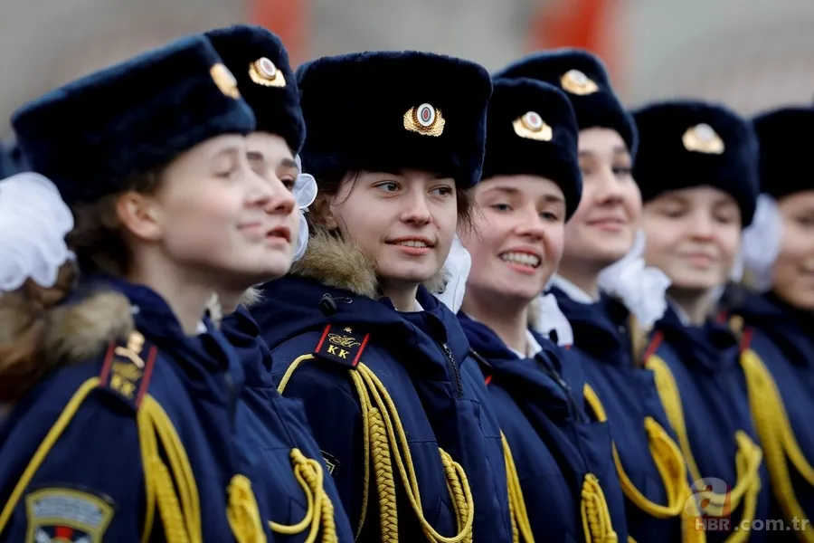 Rusya'dan renkli görüntüler! 'Sovyet askerleri' Kızıl Meydan'da... 9