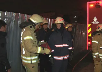 İtfaiye eri Türk Bayrağını cebine koydu