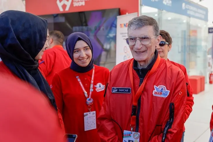 Bakü semalarında hilal ve yıldız! Teknofest'te nefesleri kesen gösteri