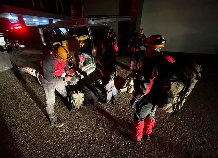 Uludağ’da mahsur kalan 3 kişiye ulaşıldı! Kardan barınak yaparak hayatta kalmaya çalıştılar