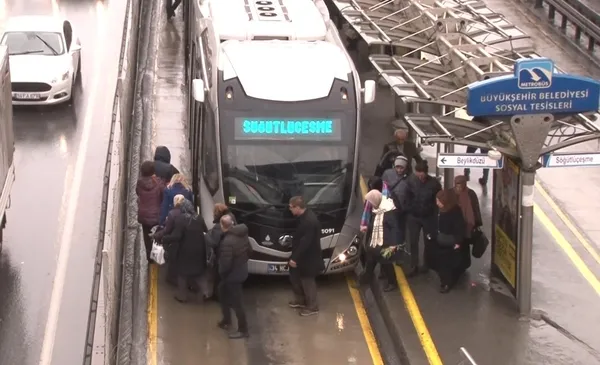 Avcılar’da iki metrobüs çarpıştı: 5 yaralı - 2
