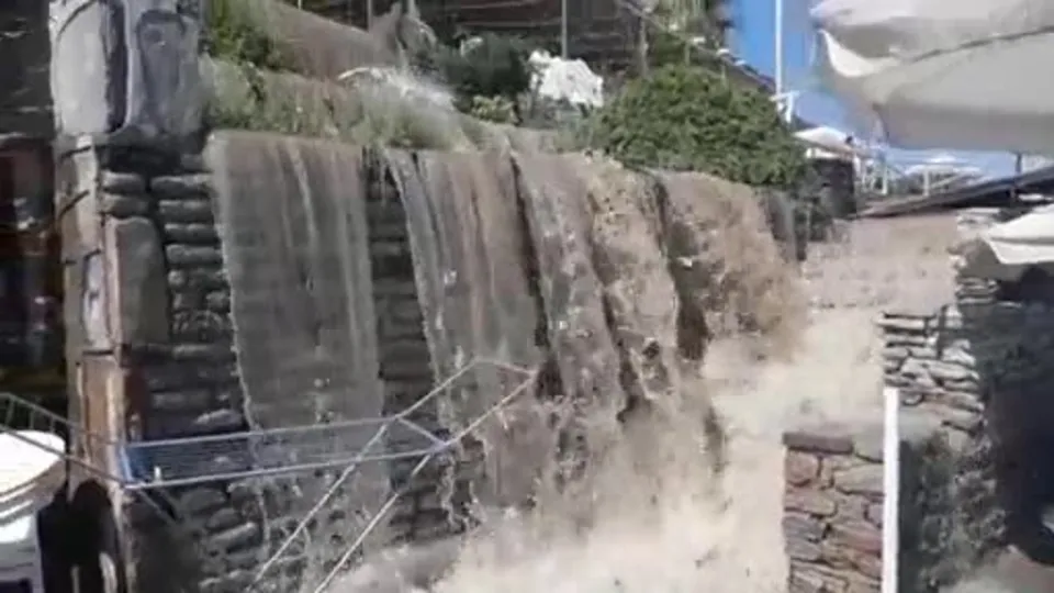 CHP yönetimindeki Bodrum’da sular yine yollara aktı! Vatandaş belediyeye isyan etti