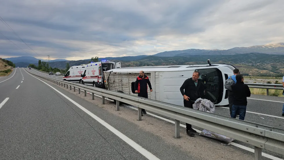Erzincan'da minibüs devrildi! 6'sı çocuk 16 kişi yaralandı - 3