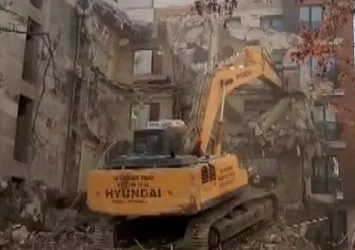 Avcılar’da yıkım faciası ucuz atlatıldı! Devrilmesin diye iş makinesi binayı böyle tuttu!