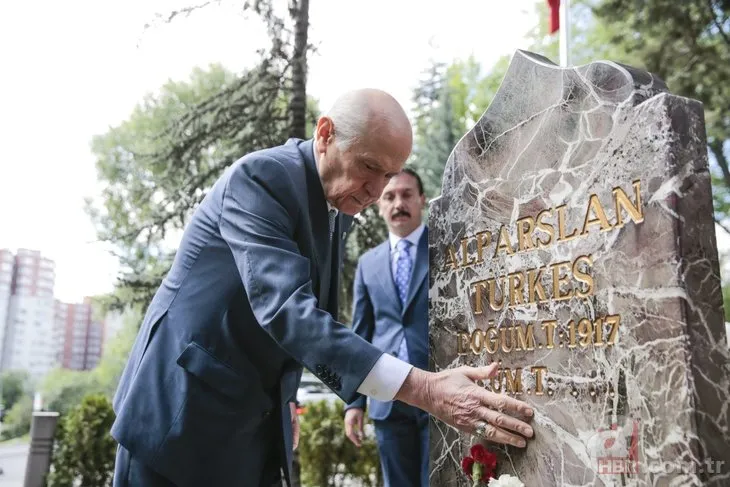 MHP Genel Başkanı Devlet Bahçeli, Alparslan Türkeş’in anıt mezarını ziyaret etti