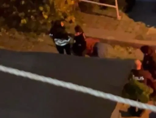 istanbulda-sokak-ortasinda-kiskanclik-cinayeti-basina-sopayla-vura-vura-oldurdu-1703488424892.jpeg İstanbul'da sokak ortasında kıskançlık cinayeti! Başına sopayla vura vura öldürdü - 1