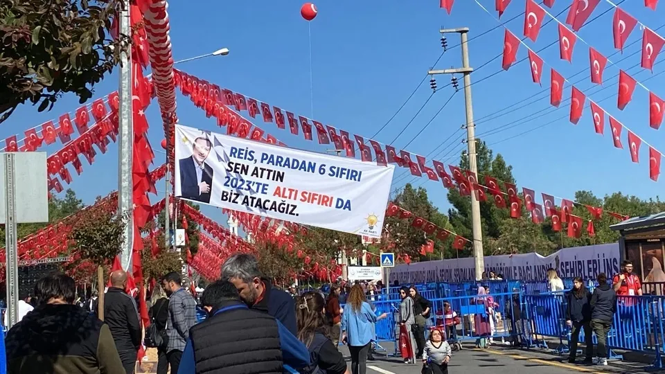 Başkan Recep Tayyip Erdoğan Diyarbakır'da! Diyarbakır'dan 6'lı masaya pankartlı gönderme