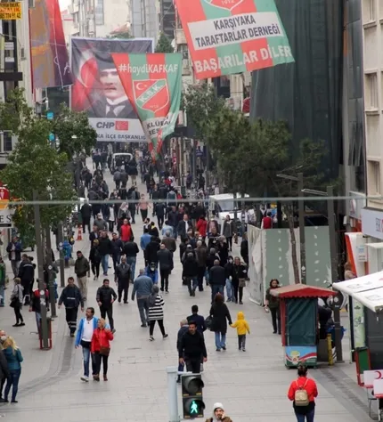 1585289878649.jpg İzmirliler koronavirüse rağmen sokakları boş bırakmadı - 1
