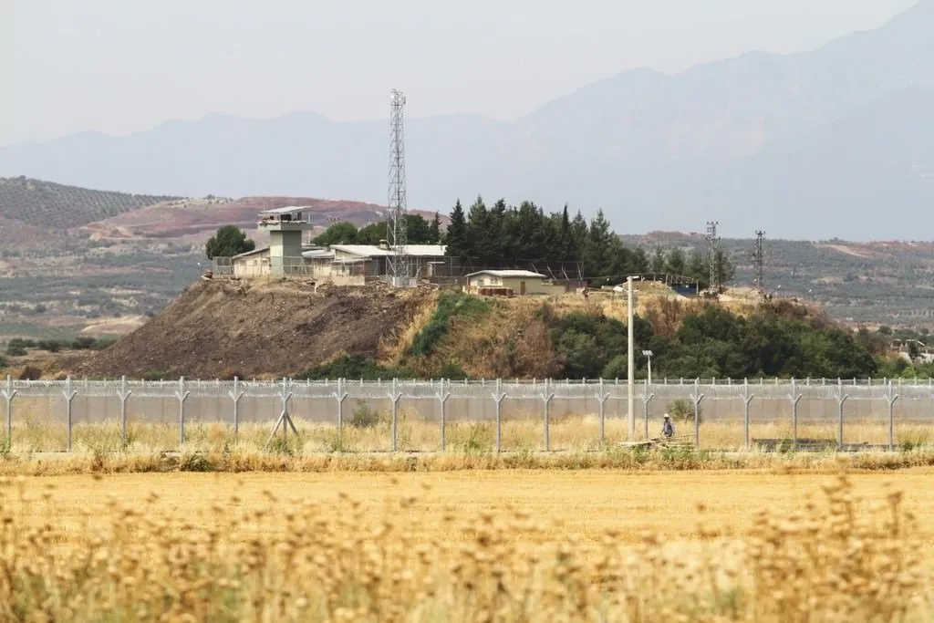 Suriye sınırındaki güvenlik duvarı çalışmaları sürüyor Suriye sınırındaki güvenlik duvarı çalışmaları sürüyor
