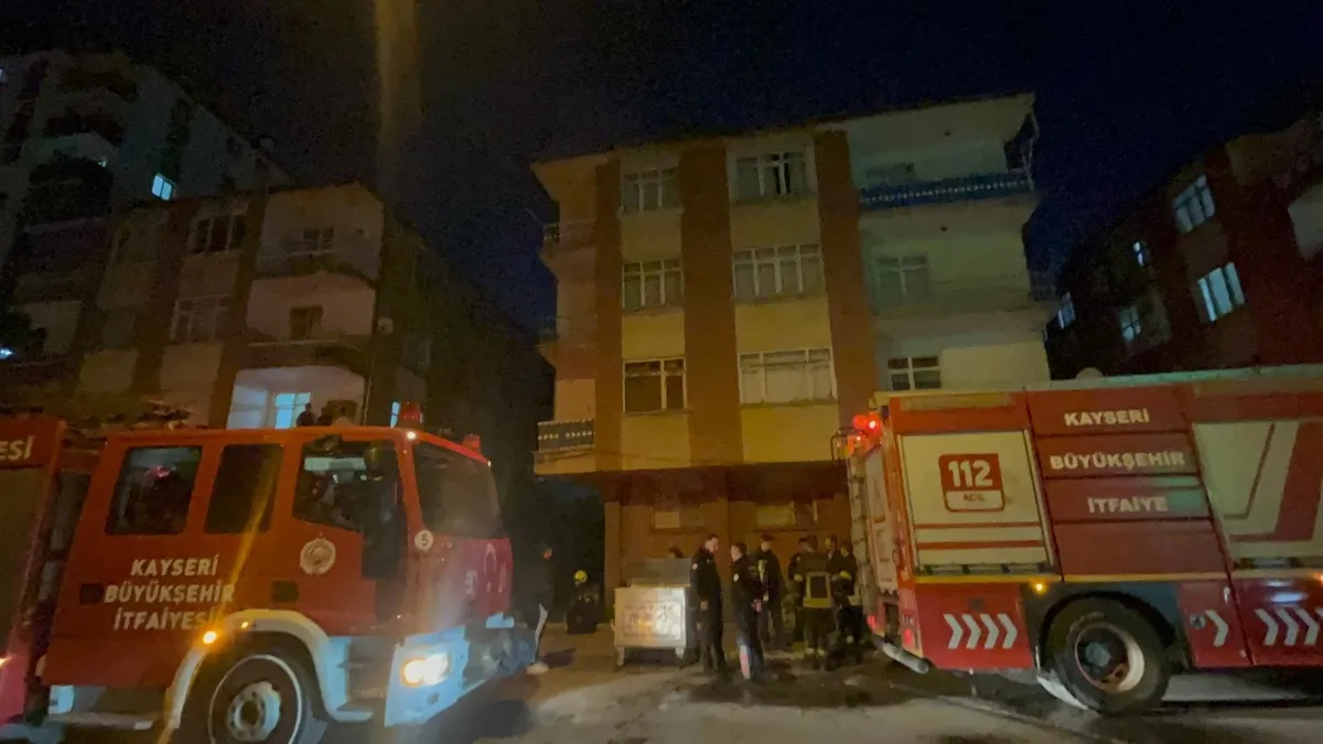 Kayseri'de 3 katlı binada yangın! 4 çocuk dumandan etkilendi